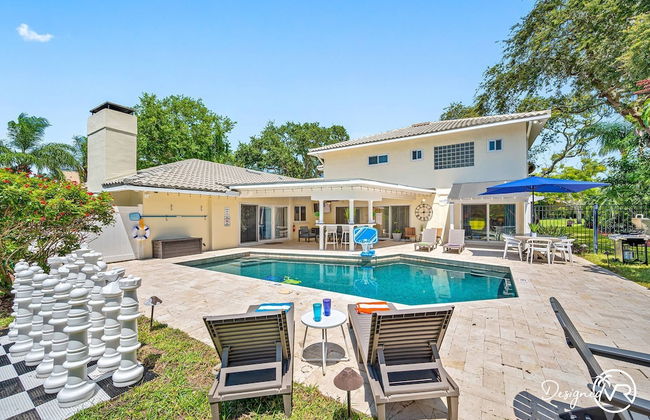 8BR Villa with Heated Pool Near Beach - Foto 60