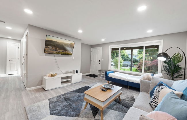 Cheerful Kirkland Home w/AC Big Yard, Walk to Beach - Photo 14