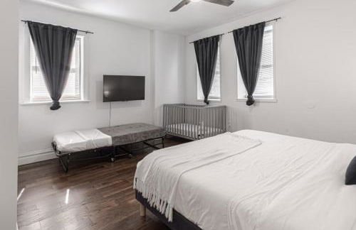 Ann Avenue Modern 3BR Home, Near Downtown with Free Parking - Photo 16