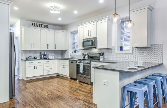 Expansive Downtown Home | JZ Vacation Rentals - Photo 8