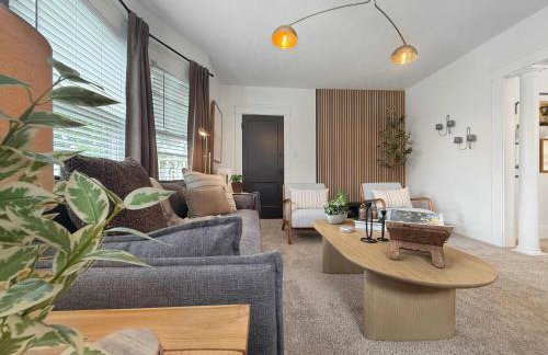 Chic Lakeside Retreat Steps from the Beach - Foto 4