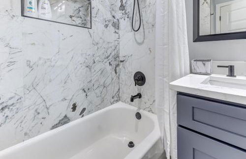 Chic & Spacious 4 Bedroom 3 Full Bathrooms Retreat in West Tampa and Pvt Backyard - Foto 68