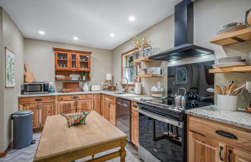 Big Yard Family Getaway - Pets OK - Grill and Hike - Foto 30