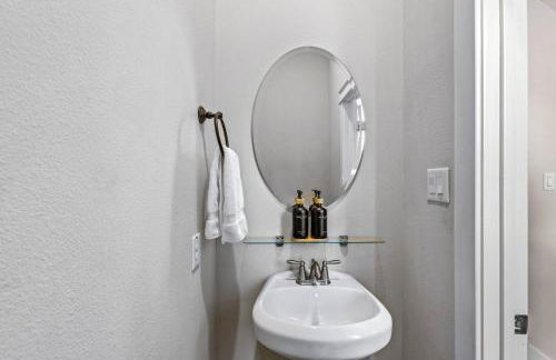 Spacious 3BR/BBQ/Yard/9 min to Downtown & Med Ctr - Foto 9