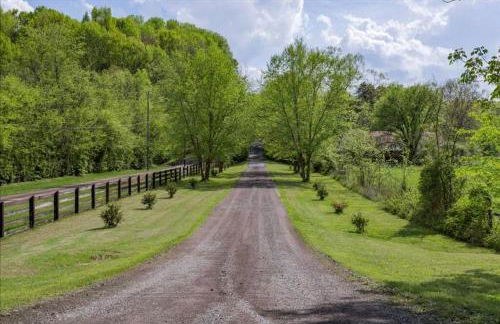 Peaceful Historic Villa with Hot Tub & Pool near Downtown Nashville, Tennessee - Photo 24