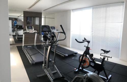 609-Apartamento Encantador, com 1 vaga de GARAGEM, Todo Mobiliado e Decorado, Edificio com Academia, Lavanderia, Excelente localização no Rebouças, Proximo ao Batel e Centro - Foto 13