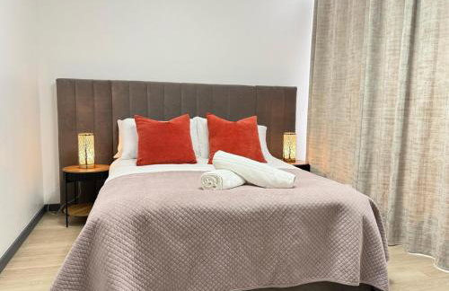 Elegant 2-Bed Apartment with AC, Sleeps 6, Free Parking, Netflix, WiFi, New build - Photo 21