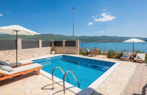 Seafront Villa Noah with heated pool - Foto 3
