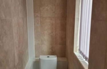 5 bedroom house - Cheshire Oaks - Photo 3