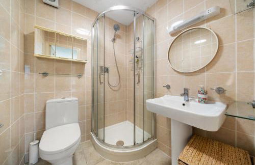 Long Stay 2BR Garden View Flat WiFi Parking Dishwasher Walk to Bromley High St & Station - Foto 14