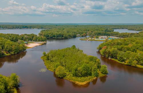 Pocono Lake Escape, includes Golf Cart, Firepit - Foto 61