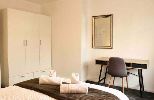 Charming 3 Bedroom Property FREE WiFi & Parking - Foto 48