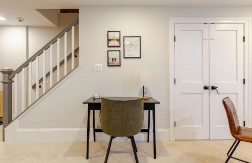 Private Garage Parking and King Bed - Walk to Metro - Foto 20