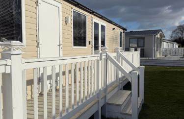 Serenity 2 and Serenity 1 Central lounge sleeps 6 3 bedrooms with 2 bathroom - Foto 2