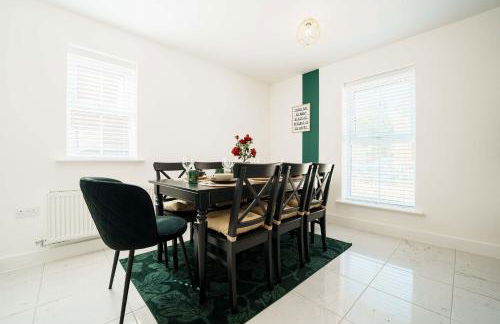 Large 4BR House Leeds, Contractor Friendly - Photo 3