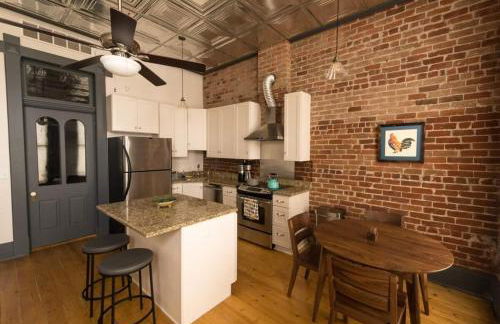 Sunny Downtown Condo above the Coffee Shop - Foto 1