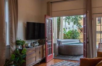 Secret Garden Studio w/ Hot Tub: Near Forsyth Park - Foto 21