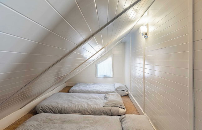 Private Beach Access + Water Views! Sleeps 18, Historic 6bdr Farmhouse w/ Deck - Foto 37