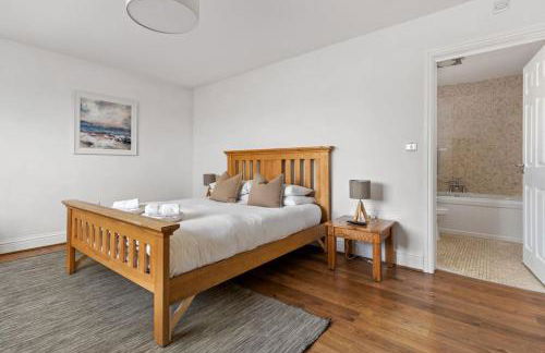 Luxury House, SeaViews, En-Suites & Private Pool - Photo 3