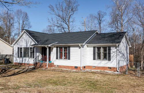 Stylish Home with BBQ Patio Prime Greensboro Spot - Foto 7