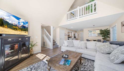 CDA Getaway! King Beds, Gear Storage, RV & Trailer Parking, 1 Mile to the Lake! - Foto 3