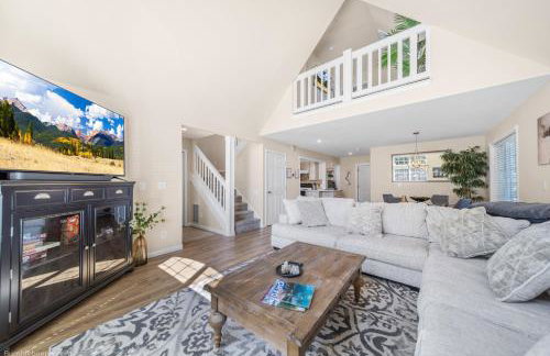 CDA Getaway! King Beds, Gear Storage, RV & Trailer Parking, 1 Mile to the Lake! - Foto 3