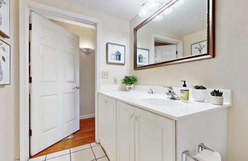 Dog-friendly downtown condo with riverfront balcony - walk to shops & eateries - Foto 20