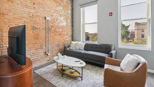 Rustic-Industrial Loft with Courthouse Views apts - Photo 2