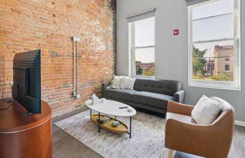 Rustic-Industrial Loft with Courthouse Views apts - Photo 2