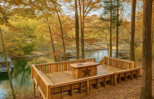 Waterfront Retreat with Spectacular Interior, Jacuzzi and Game Room in NC - Foto 14