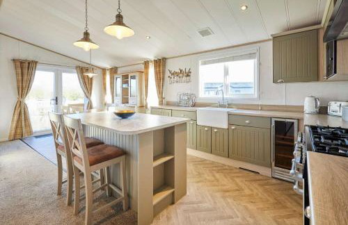 Hedgerow Lodge with Hot Tub - Foto 2