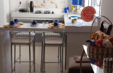 Privacidade para sua família e grupos em um só lugar-2 quartos- melhor custo-benefício, garagem, sala com cozinha integrada, aconchegante, ambiente moderno e funcional, wi-fi veloz gratuito, próximo ao Parque das Águas-Calçadão e tudo que a cidade oferece - Foto 12