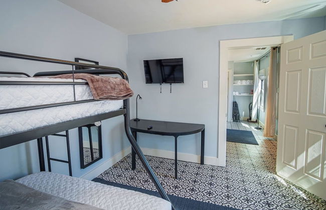 Stunning 3BR 2BA Haven in Downtown s Heart - Foto 16