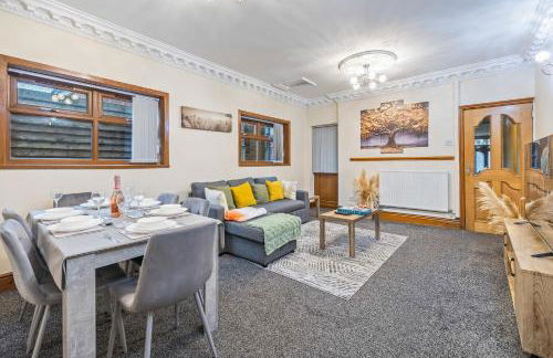 Spacious 4 Bedroom Home Near City Centre Sleeps 11 with Free Parking - Foto 49