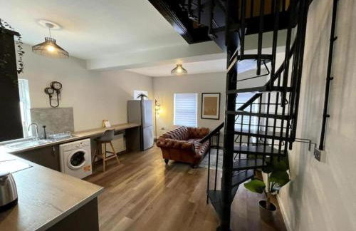 Central Industrial Chic 2-Bedroom Flat - Photo 9