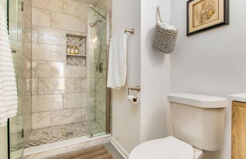 Woodsy Retreat, steps to Bay - Hot tub! - Foto 20