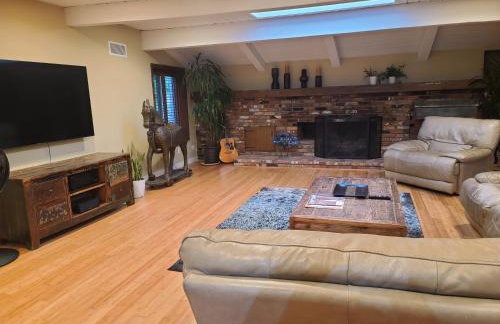 Westside Retreat w Yard, Grill, Hot Tub, Near Sofi Stadium, LAX, and the Beach - Foto 3