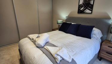 #23 Lux stylish 2 bed 2 bath with balcony NEC n12 - Sleeps 4 - "Perfect for contractors and Families - Free Parking" - Foto 3