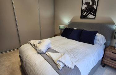 #23 Lux stylish 2 bed 2 bath with balcony NEC n12 - Sleeps 4 - "Perfect for contractors and Families - Free Parking" - Foto 3
