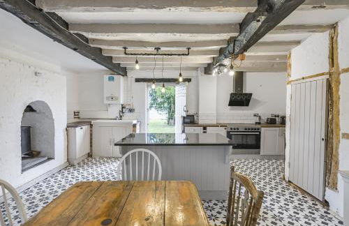 6 Bedroom Country Cottage with Hot Tub - Photo 6