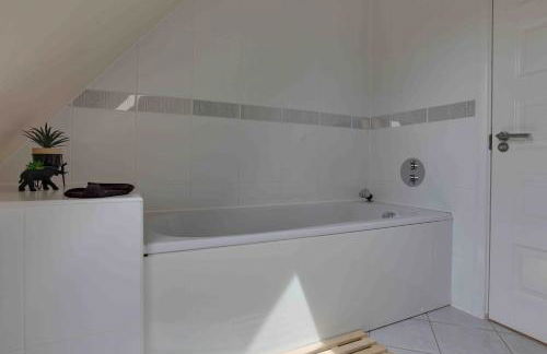 Elizabeth II Five Bedroom Spacious Home - Foto 17