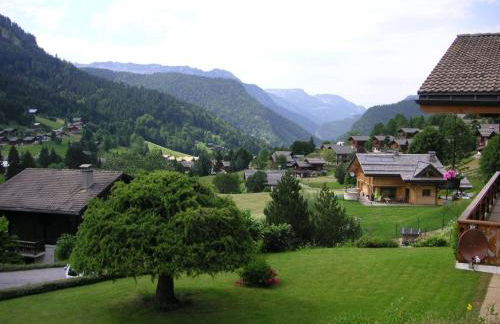 Rez de chalet calme avec terrasse - 2 chambres, proche pistes à La Clusaz - FR-1-437-10 - Foto 3