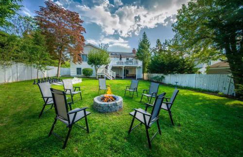 5BR Shippan Beach House with Game Room and Huge Backyard - Foto 3