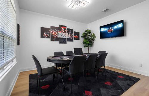 Heated Pool & Spa Mini Golf Bowling Game Room perfect for family - Photo 7