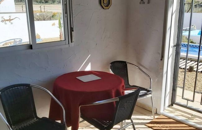 2-bed Villa Sleeps 5 - Private Pool & Free Parking - Foto 10