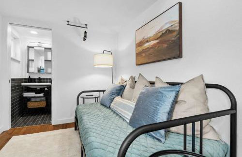 Spacious and Bright with Deck Walkable to 6th St - Foto 17