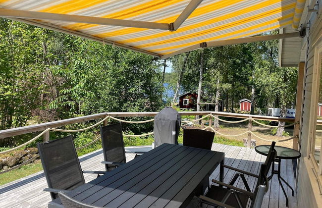 Bright Holiday House by the Lake - Photo 35