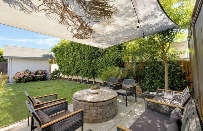 Luxe Backyard Oasis w/ Hot Tub Chic Design South Park Sanctuary - Foto 32