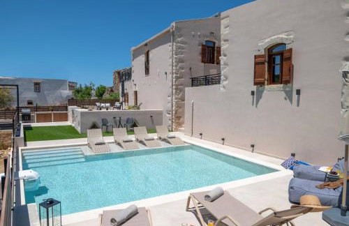 Pavlina Villa , a hidden gem with heated pool and ping pong! - Photo 1