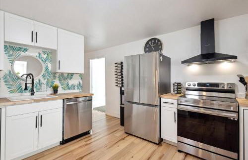 Sister Lakes Lakeside House - Sleeps 16 - Foto 29